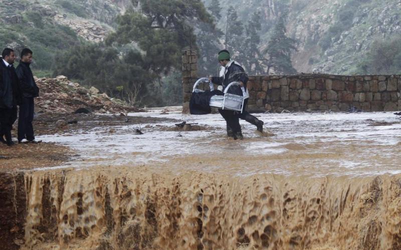صور.. الأمطار تشل الحركة في لبنان