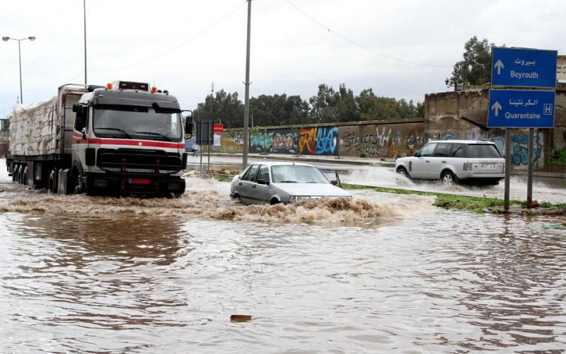 صور.. الأمطار تشل الحركة في لبنان