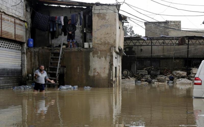 صور.. الأمطار تشل الحركة في لبنان