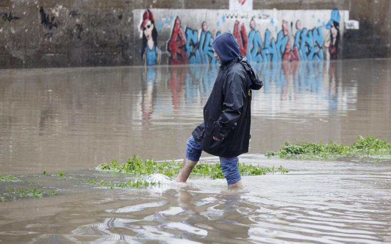 صور.. الأمطار تشل الحركة في لبنان