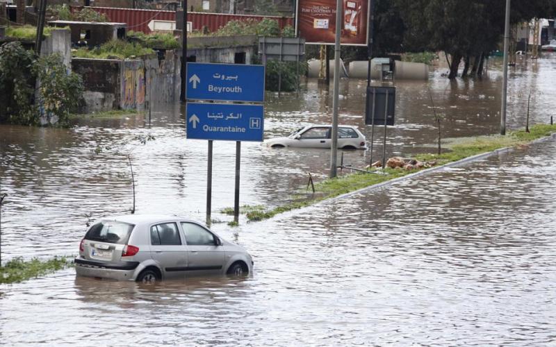 صور.. الأمطار تشل الحركة في لبنان