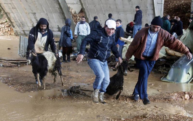 صور.. الأمطار تشل الحركة في لبنان