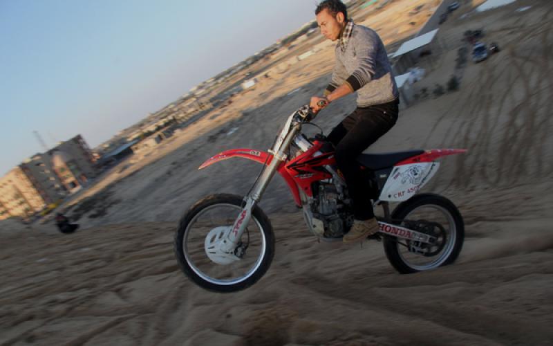 صور.. هواية قيادة الدراجات النارية على الرمال