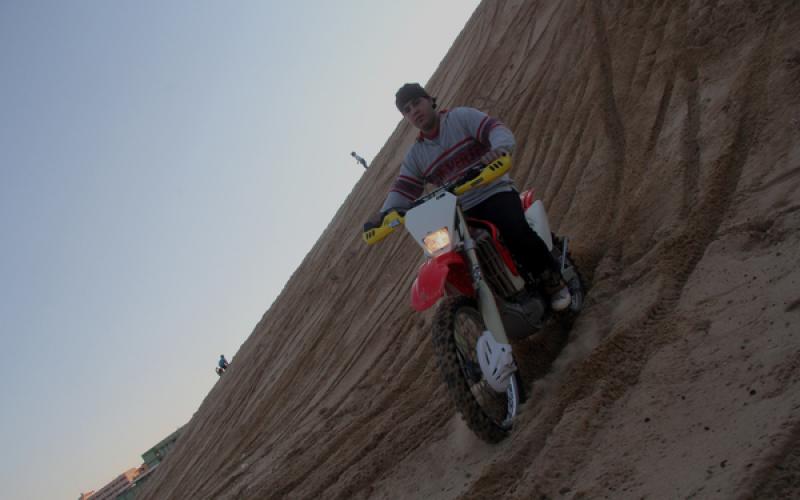 صور.. هواية قيادة الدراجات النارية على الرمال