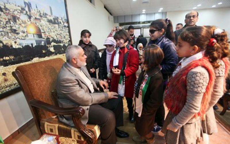 صور.. رئيس الوزراء يلتقي أبناء الشهداء