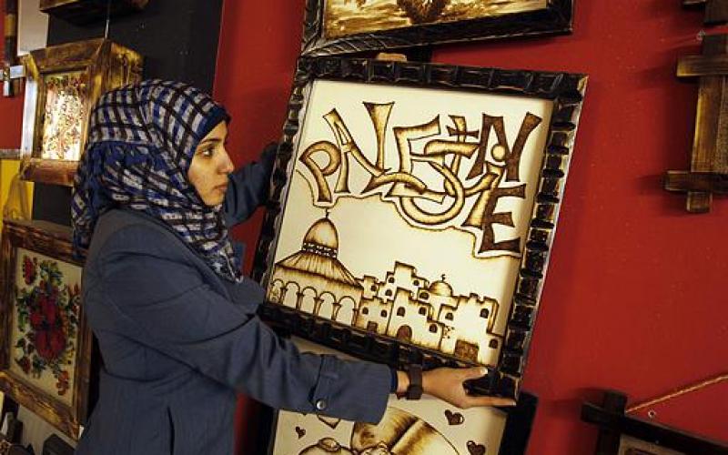صور.. فنانة غزية ترسم بالقهوة