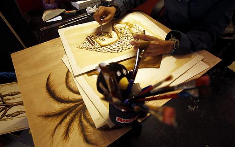 صور.. فنانة غزية ترسم بالقهوة