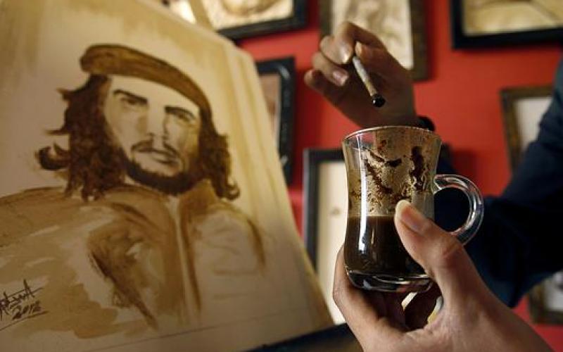 صور.. فنانة غزية ترسم بالقهوة