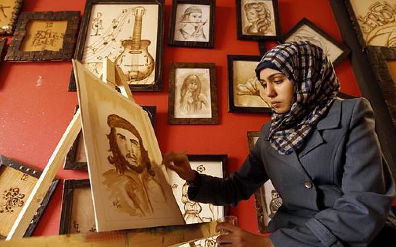 صور.. فنانة غزية ترسم بالقهوة