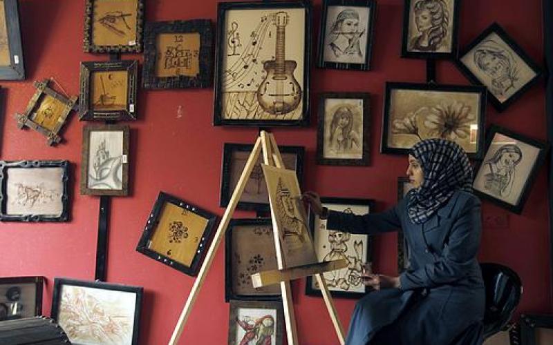 صور.. فنانة غزية ترسم بالقهوة