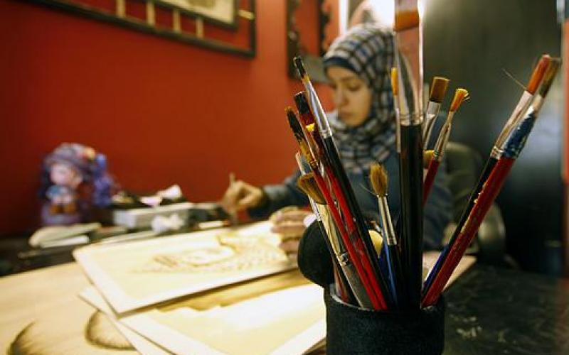 صور.. فنانة غزية ترسم بالقهوة