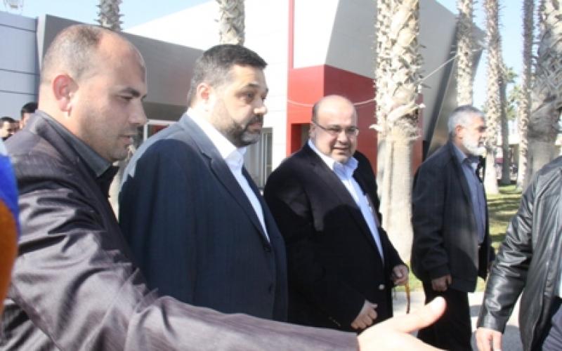 صور.. استقبال أسامة حمدان بمعبر رفح