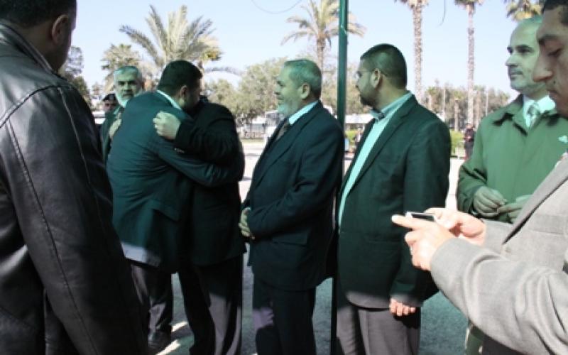 صور.. استقبال أسامة حمدان بمعبر رفح