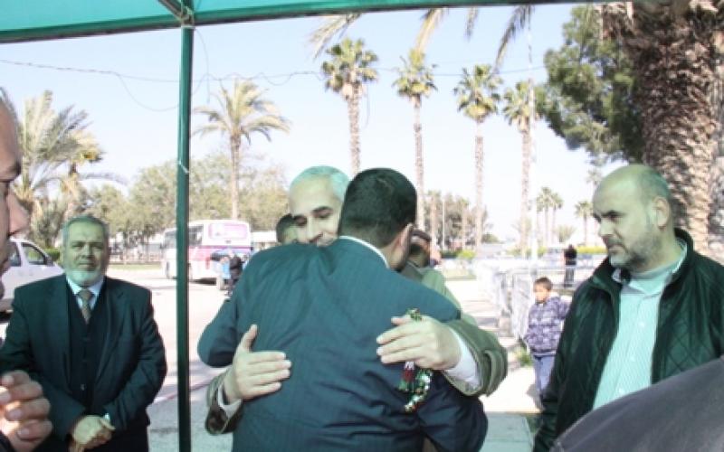 صور.. استقبال أسامة حمدان بمعبر رفح
