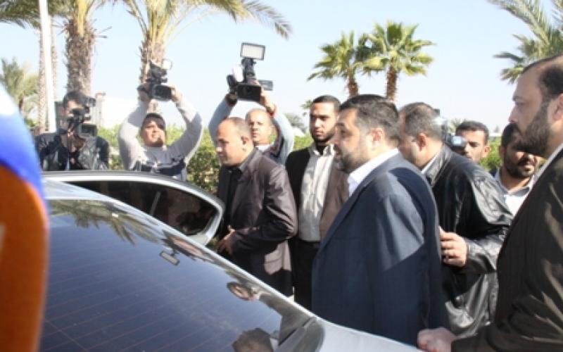 صور.. استقبال أسامة حمدان بمعبر رفح