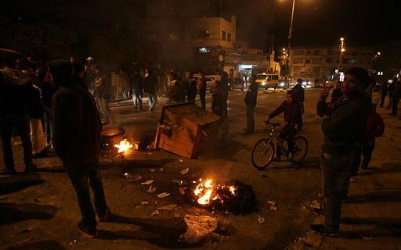 بالصور..مواجهات بين السلطة ومواطنين بالأمعري