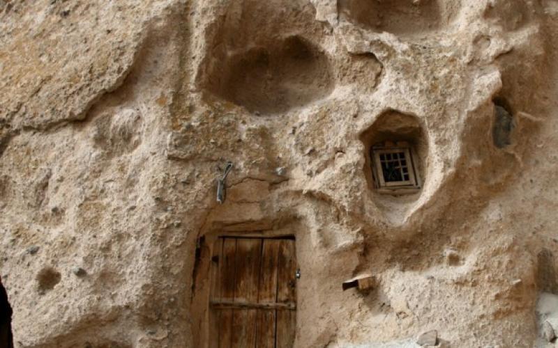 صور.. قرية إيرانية محفورة داخل الصخور