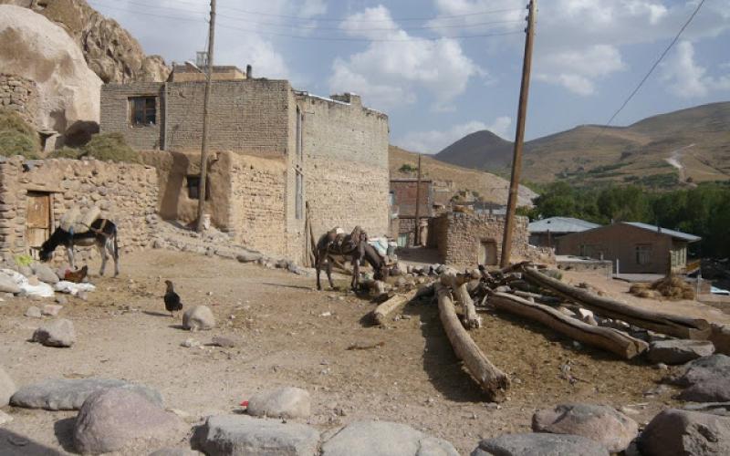 صور.. قرية إيرانية محفورة داخل الصخور