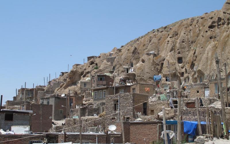 صور.. قرية إيرانية محفورة داخل الصخور