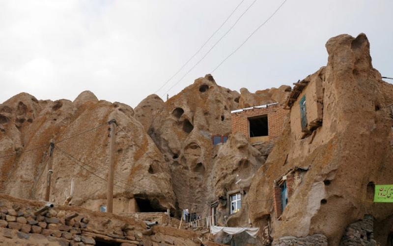 صور.. قرية إيرانية محفورة داخل الصخور