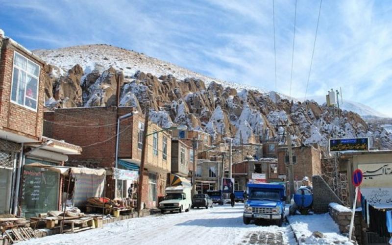 صور.. قرية إيرانية محفورة داخل الصخور
