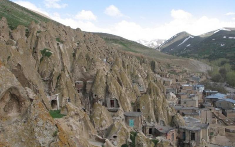 صور.. قرية إيرانية محفورة داخل الصخور