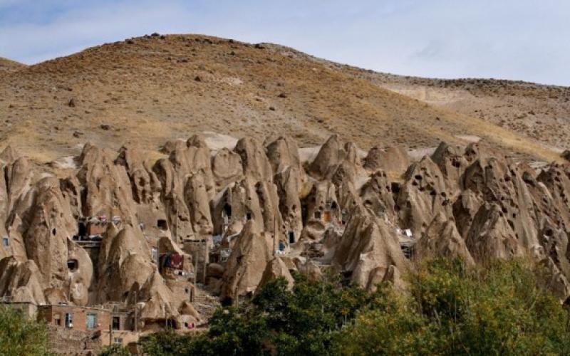 صور.. قرية إيرانية محفورة داخل الصخور
