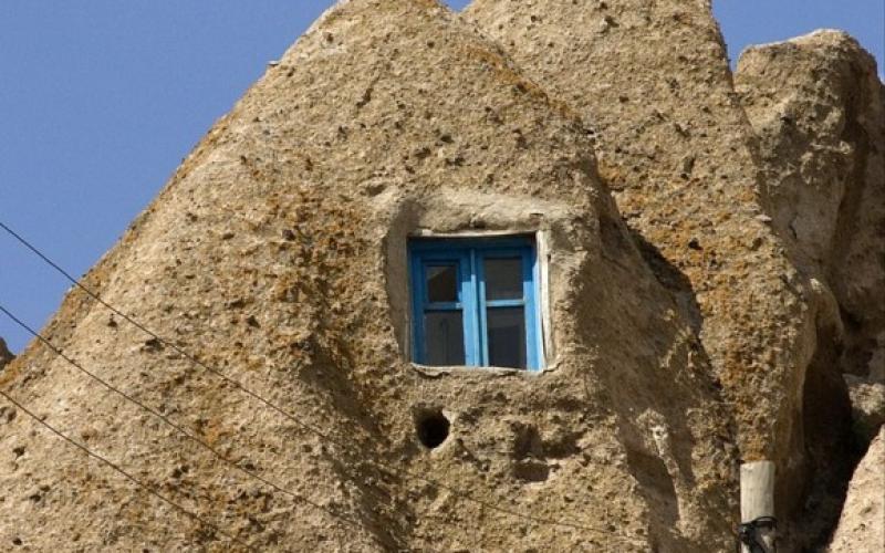 صور.. قرية إيرانية محفورة داخل الصخور