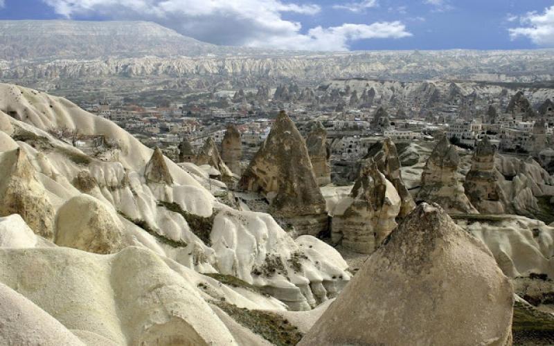 صور.. قرية إيرانية محفورة داخل الصخور