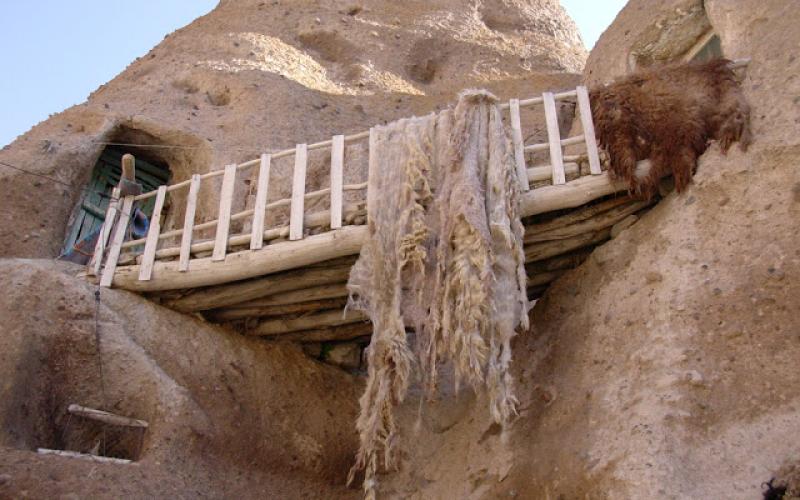 صور.. قرية إيرانية محفورة داخل الصخور