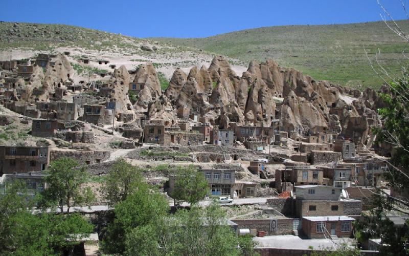 صور.. قرية إيرانية محفورة داخل الصخور