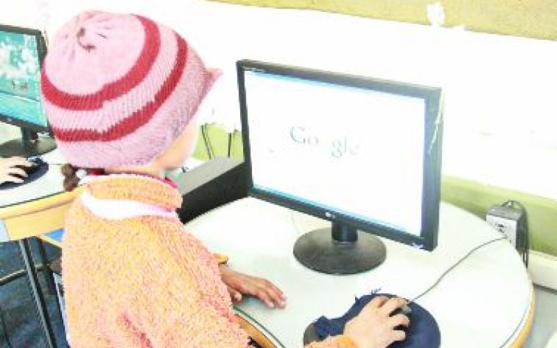 بالصور..مخيم شتوي للأطفال بخانيونس