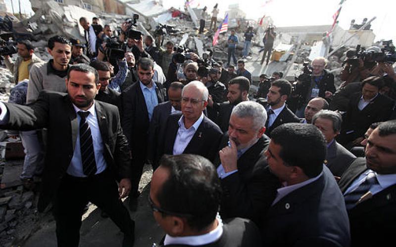 صور.. جولة رئيس وزراء ماليزيا في غزة