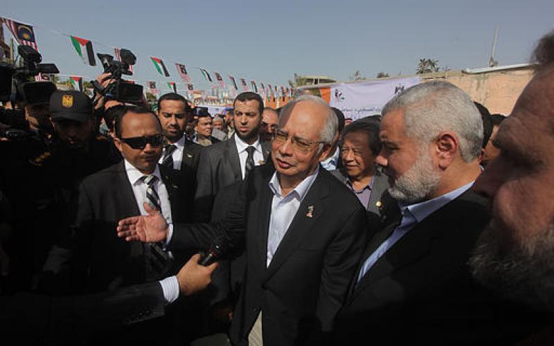 صور.. جولة رئيس وزراء ماليزيا في غزة