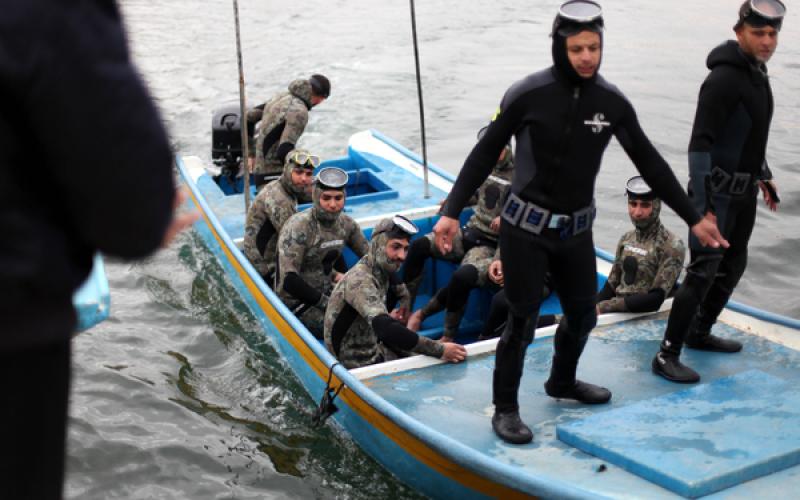 صور.. الشرطة البحرية تستخرج آثار من البحر