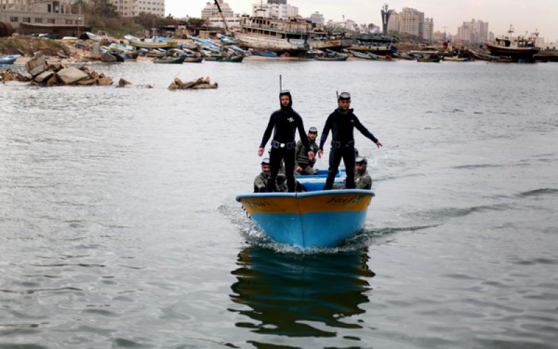 صور.. الشرطة البحرية تستخرج آثار من البحر