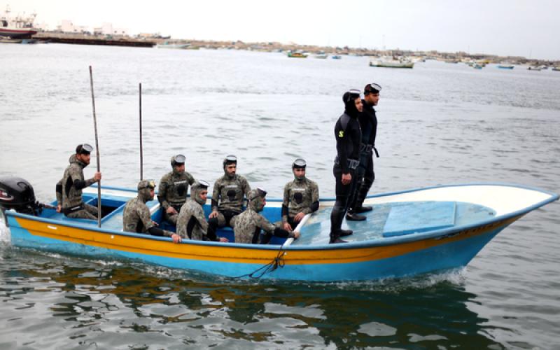 صور.. الشرطة البحرية تستخرج آثار من البحر