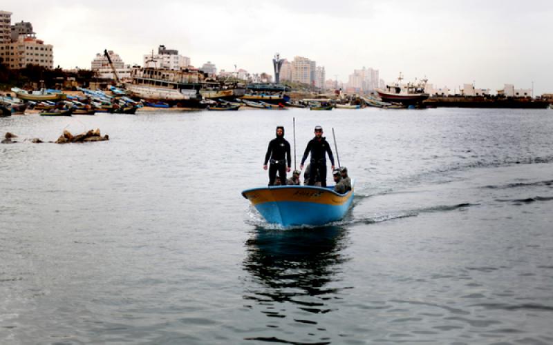 صور.. الشرطة البحرية تستخرج آثار من البحر