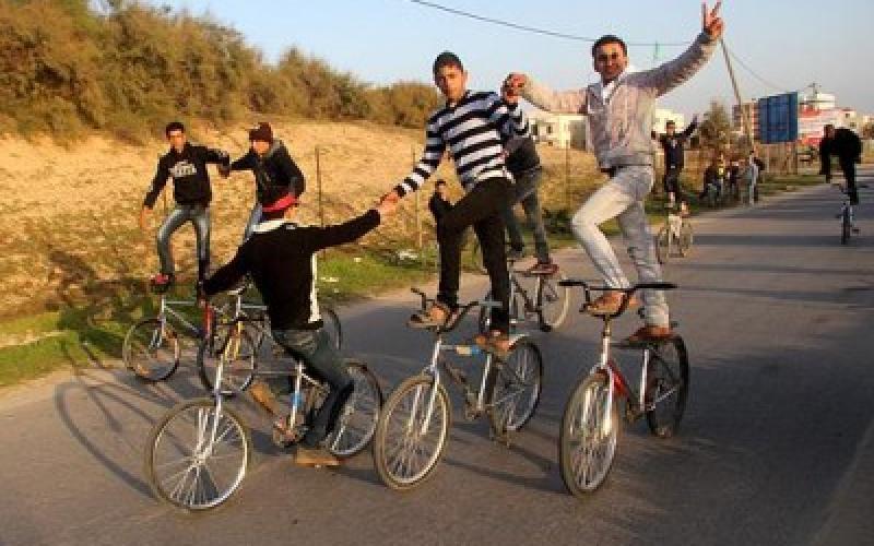صور.. شبان يستعرضون مهاراتهم على دراجاتهم