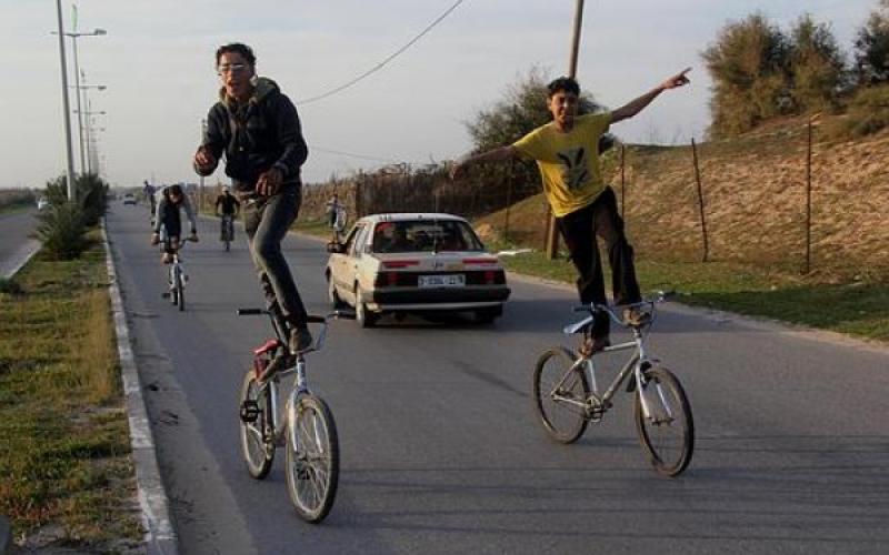 صور.. شبان يستعرضون مهاراتهم على دراجاتهم