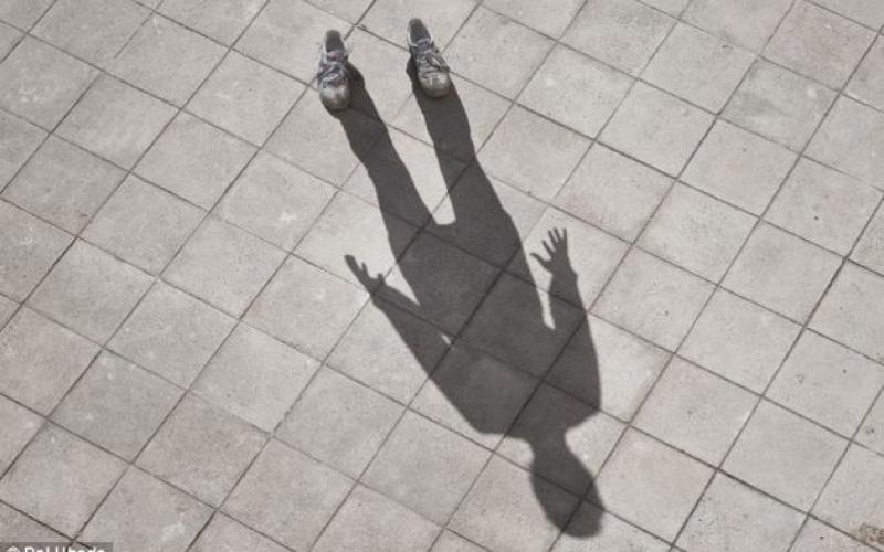 صور.. إسباني يحترف تصوير ظله