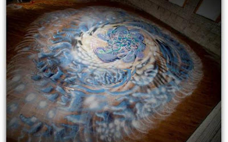 صور.. لوحات فنية باستخدام الرمل الملون