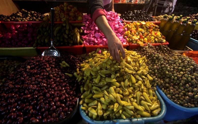 صور.. "الزاوية" أشهر أسواق غزة التاريخية