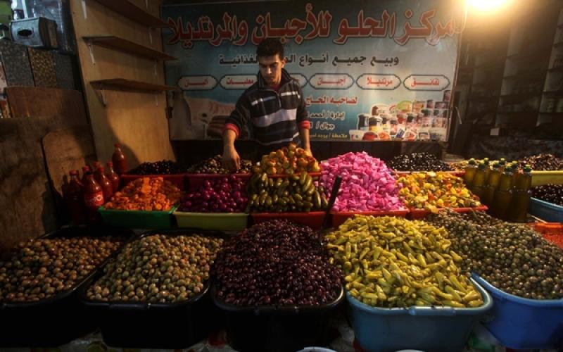 صور.. "الزاوية" أشهر أسواق غزة التاريخية