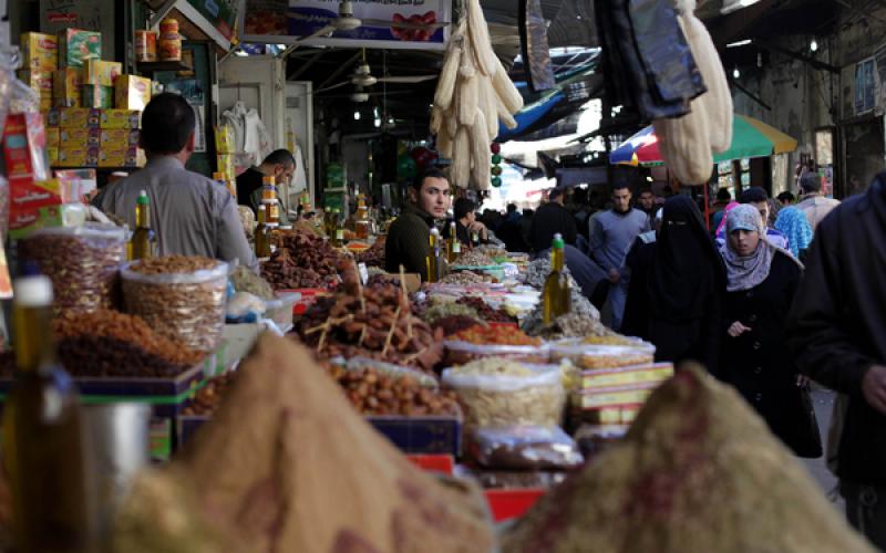 صور.. "الزاوية" أشهر أسواق غزة التاريخية
