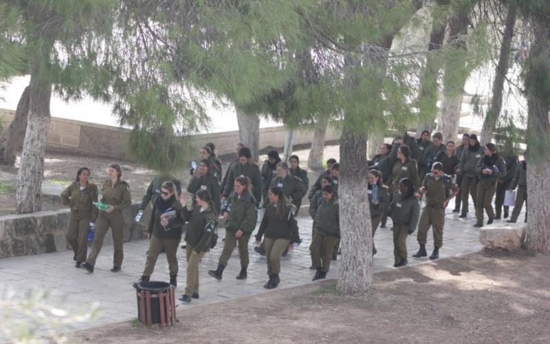 صور.. (100) مجندة يقتحمن المسجد الأقصى