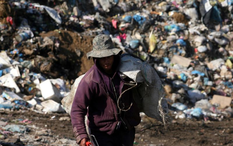 صور.. آلاف الأطنان من النفايات في مكب رفح