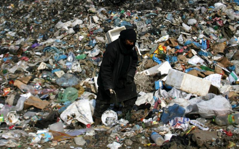 صور.. آلاف الأطنان من النفايات في مكب رفح