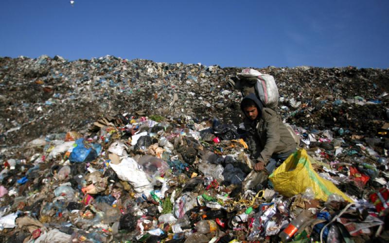 صور.. آلاف الأطنان من النفايات في مكب رفح