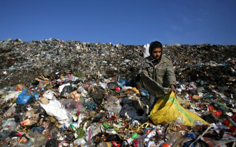 صور.. آلاف الأطنان من النفايات في مكب رفح